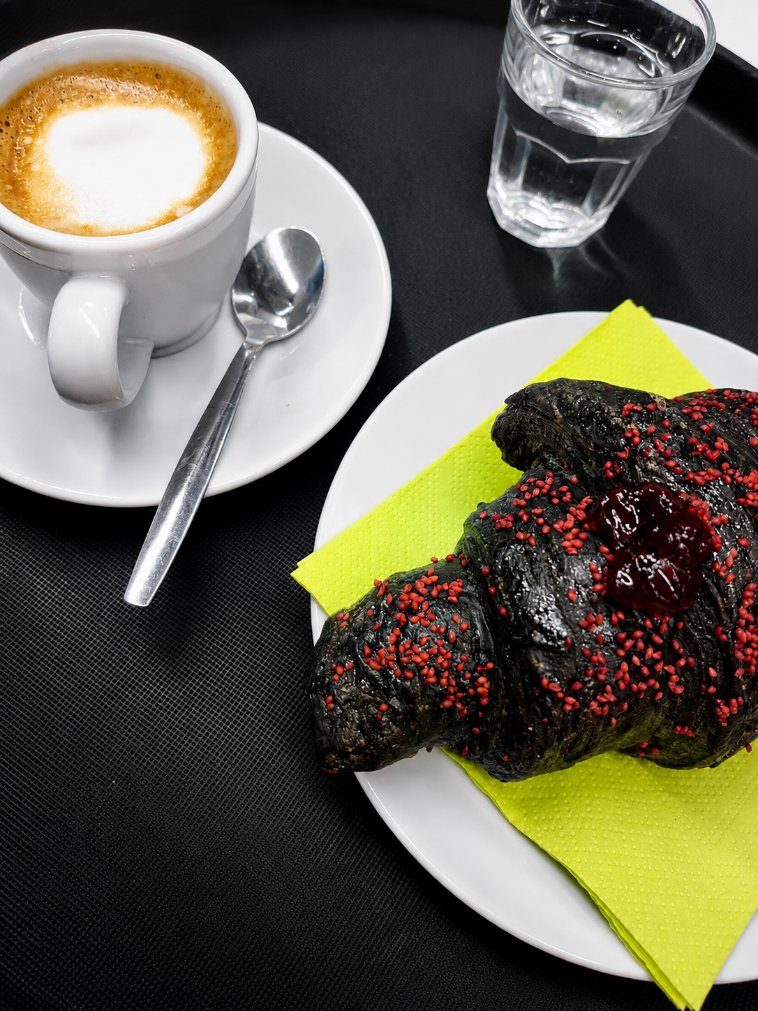 Brioche al carbone — colazione vegana